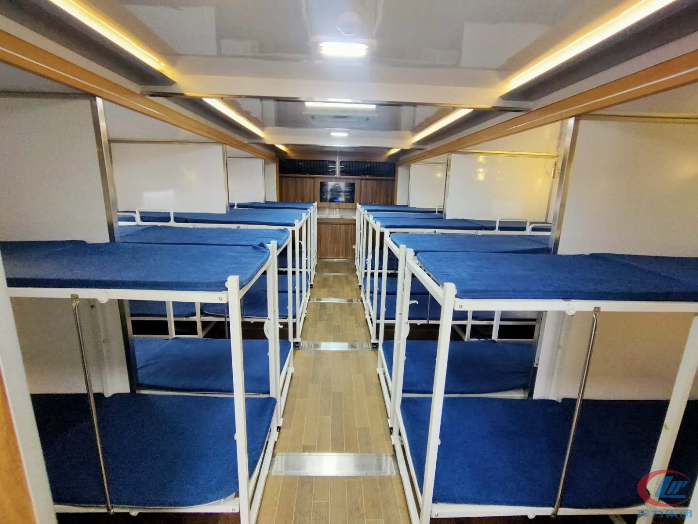 重汽豪沃T5G宿營(yíng)車