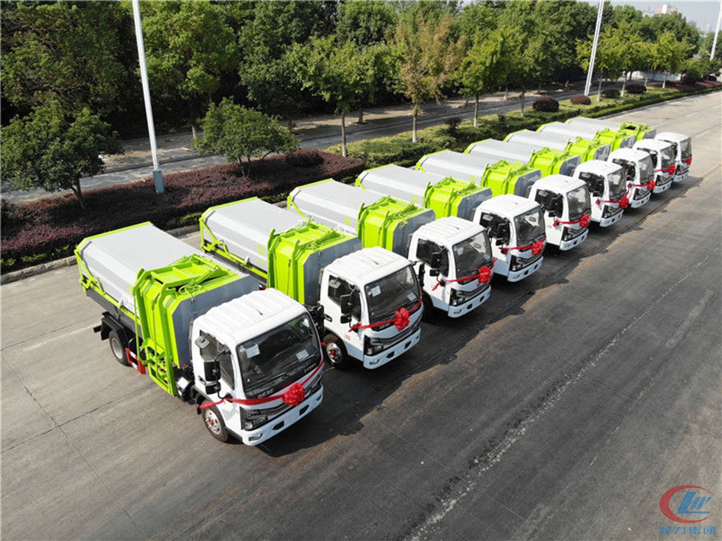 程力集團(tuán)國(guó)六新款東風(fēng)小多利卡D6自裝卸垃圾車批量發(fā)車