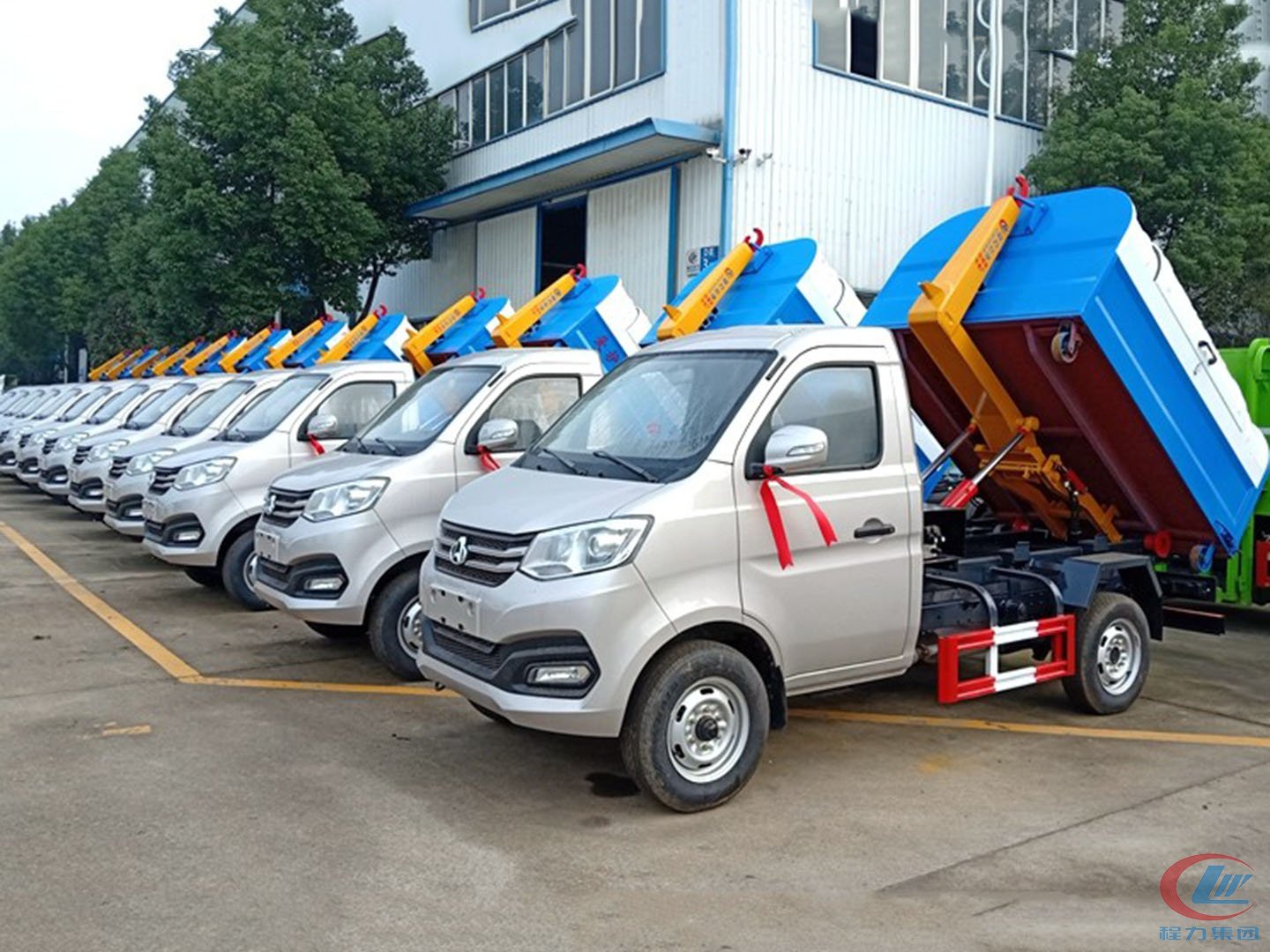 國(guó)六長(zhǎng)安勾臂垃圾車