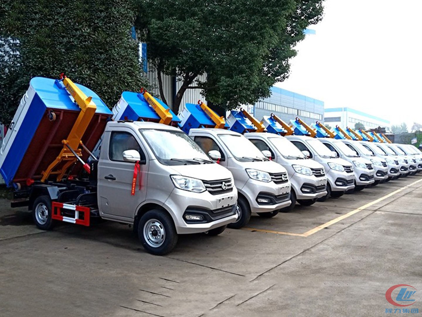程力集團(tuán)國(guó)六勾臂垃圾車批量發(fā)車