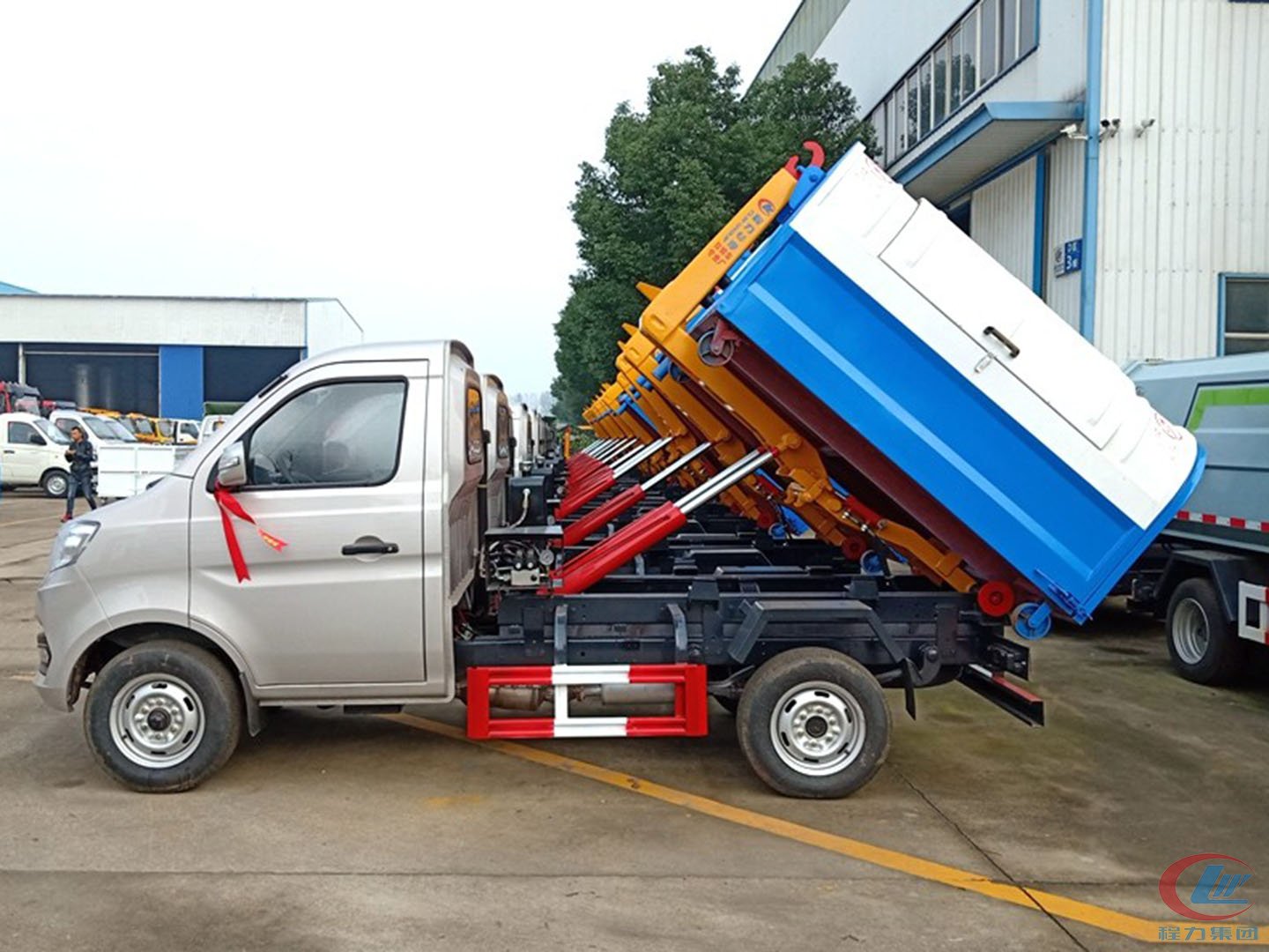 程力集團(tuán)國(guó)六勾臂垃圾車批量發(fā)車
