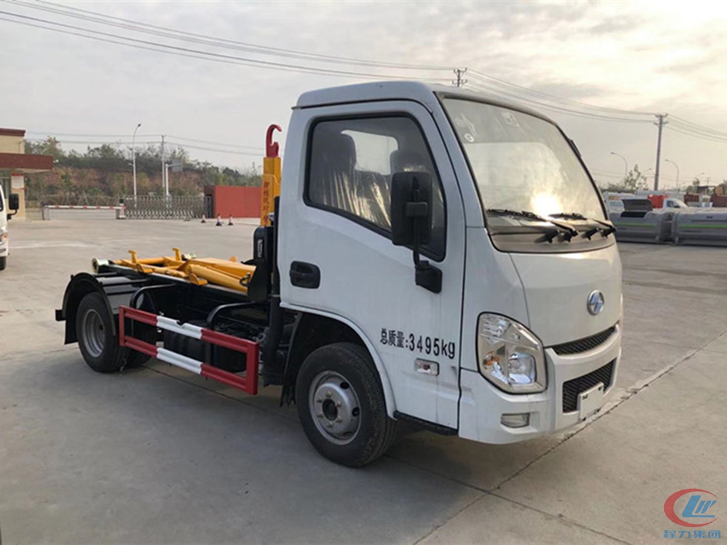 國六躍進(jìn)3方勾臂垃圾車