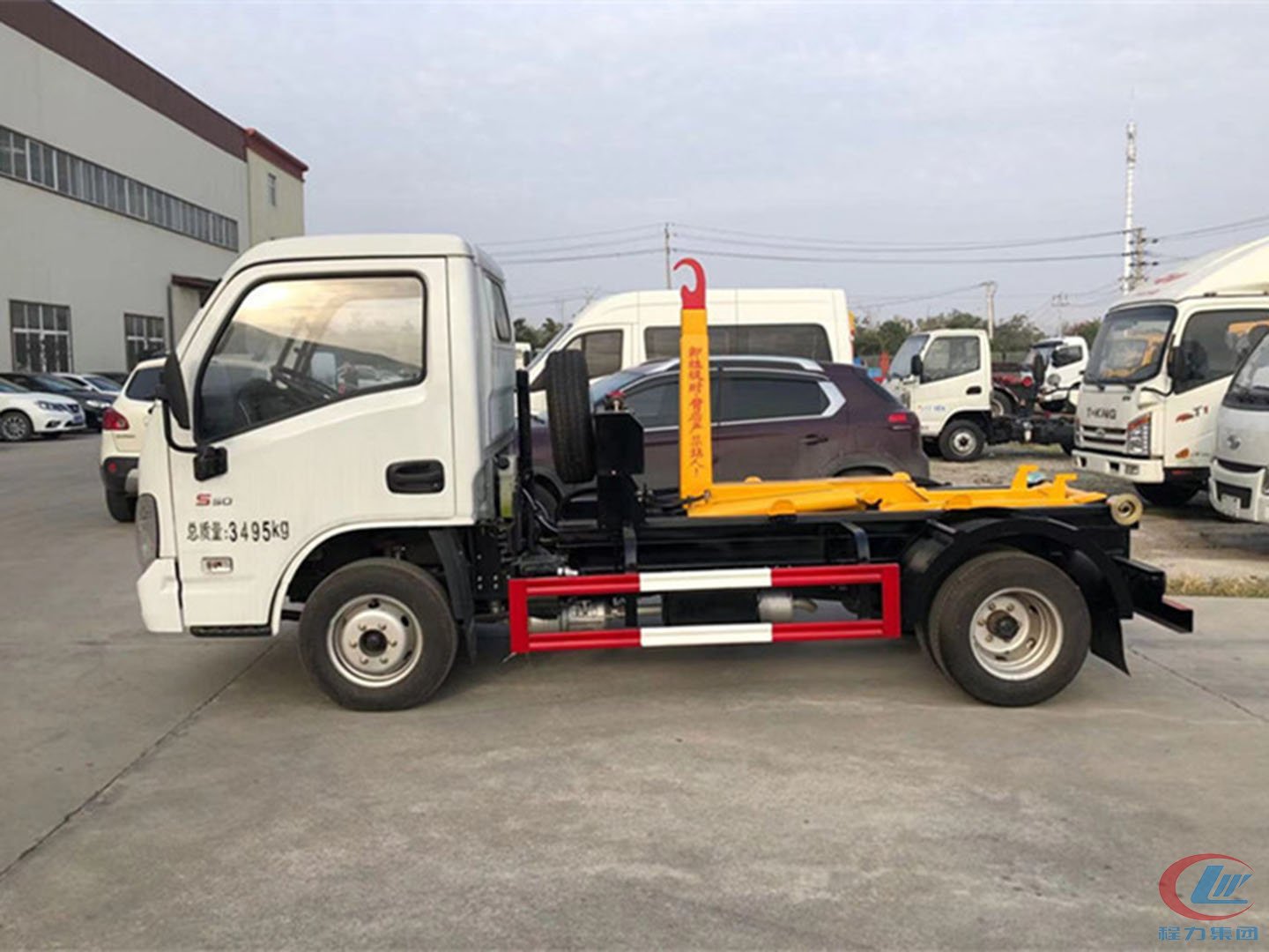 國六躍進(jìn)3方勾臂垃圾車側(cè)面圖