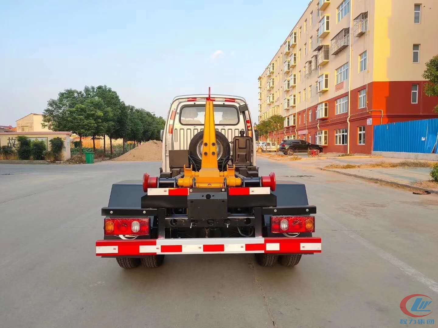 唐駿后雙胎3方勾臂式垃圾車(chē)