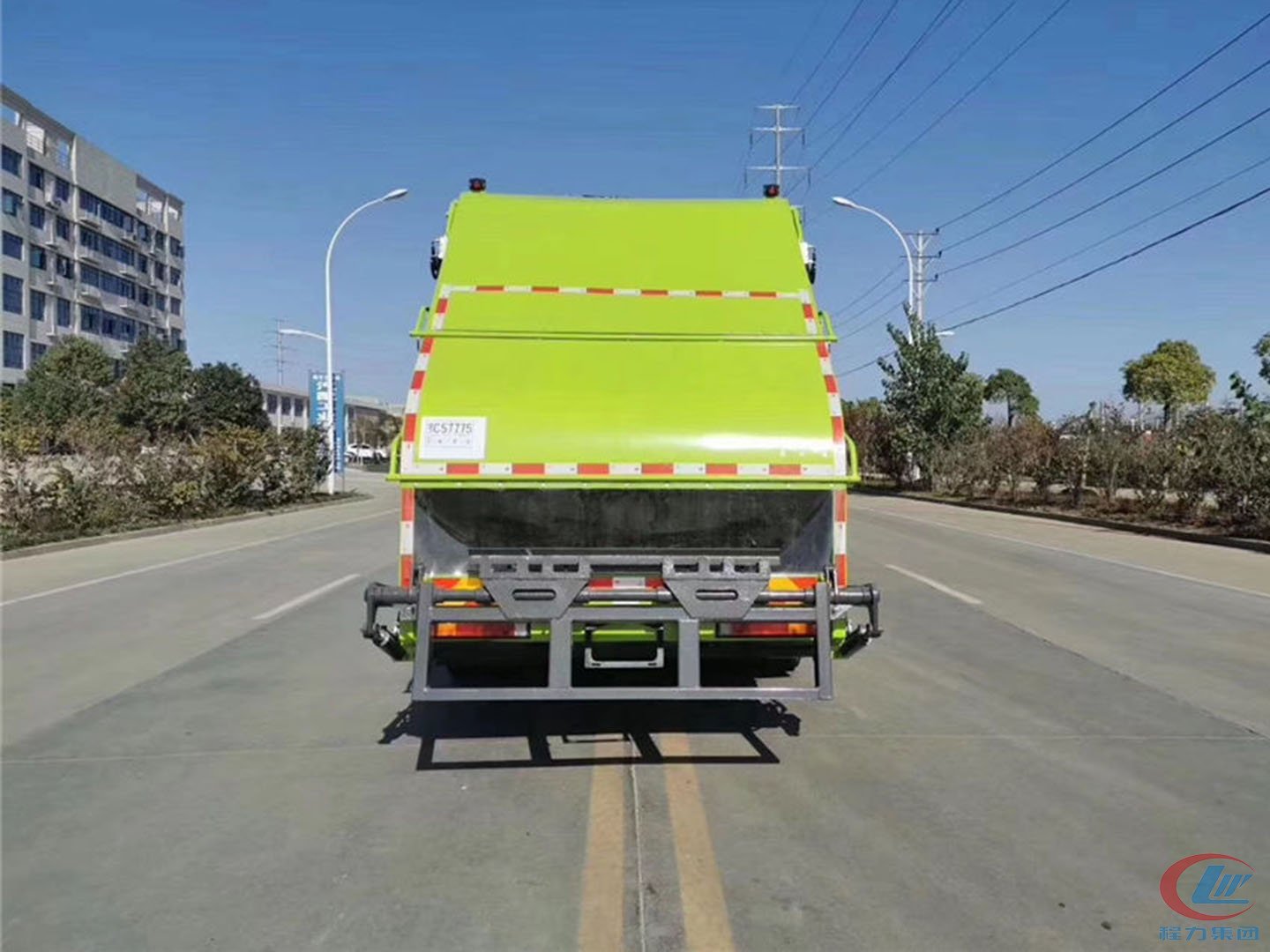 國(guó)六東風(fēng)天龍后雙橋18方壓縮垃圾車(chē)箱體圖片