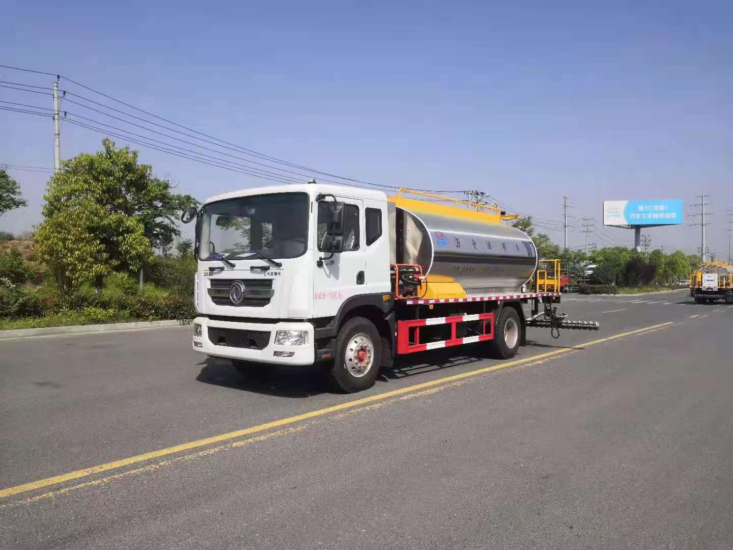 東風(fēng)D9國(guó)六10噸瀝青灑布車(chē)
