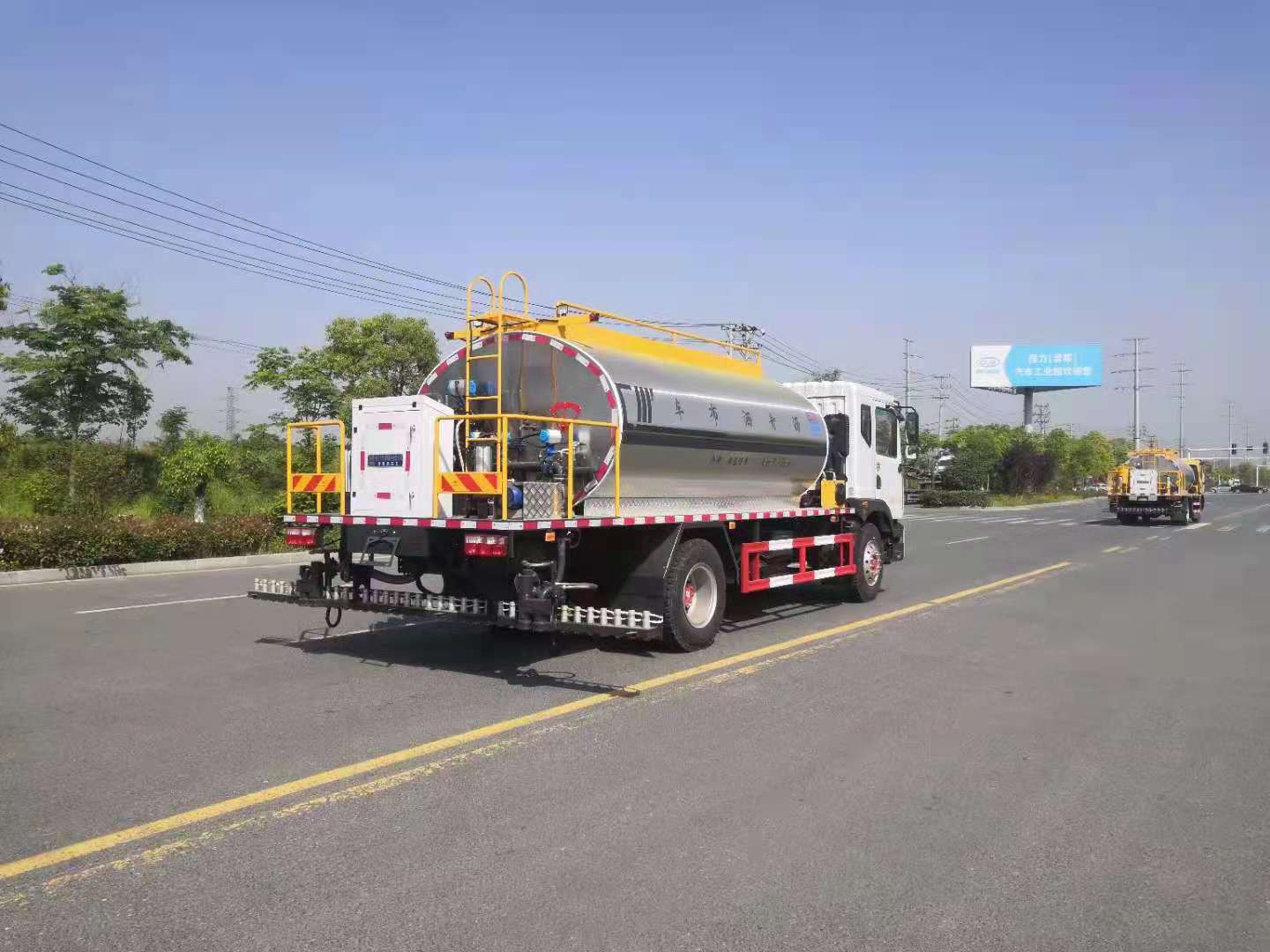 東風(fēng)D9國(guó)六10噸瀝青灑布車(chē)