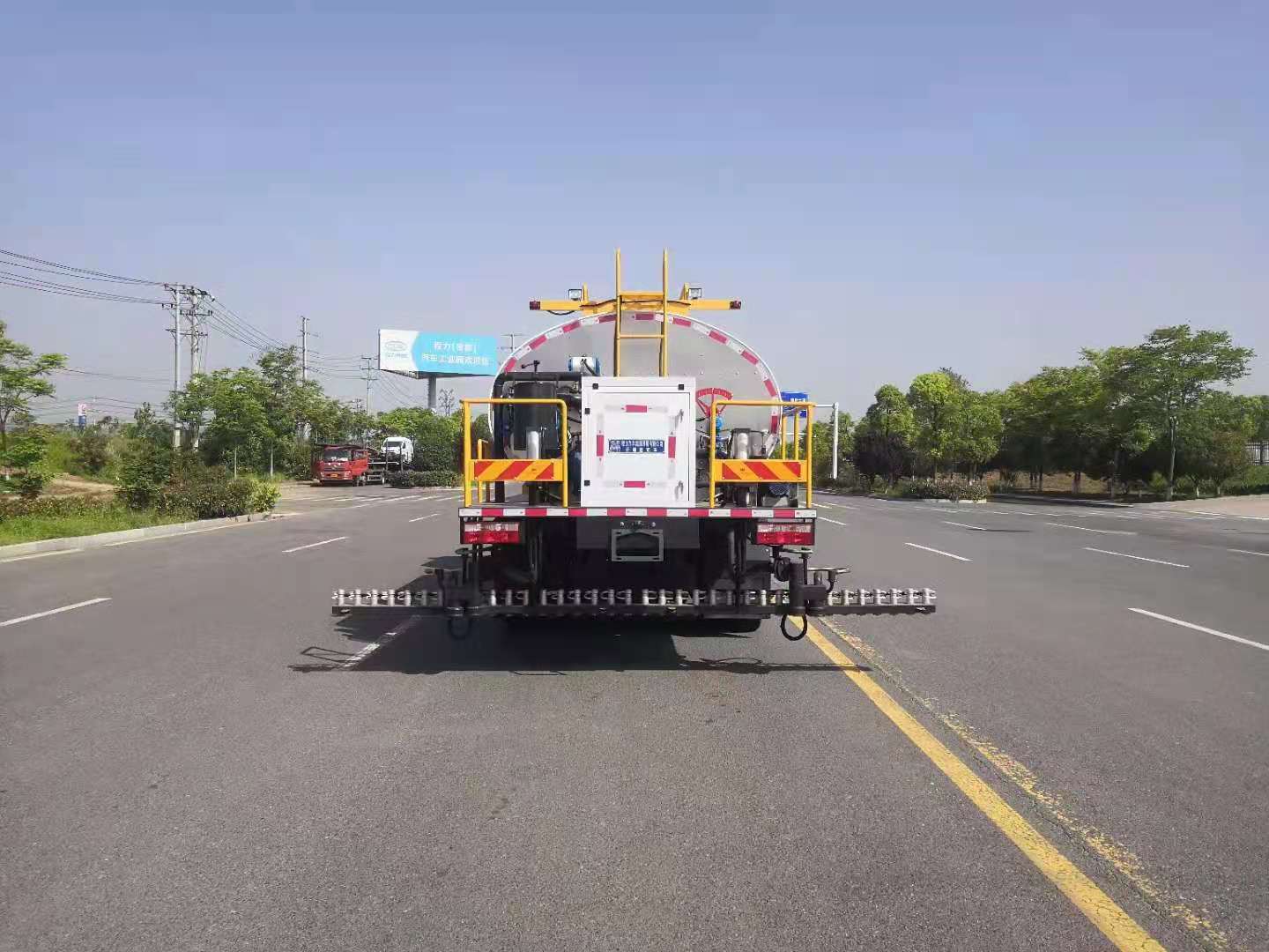 東風(fēng)D9國(guó)六10噸瀝青灑布車(chē)