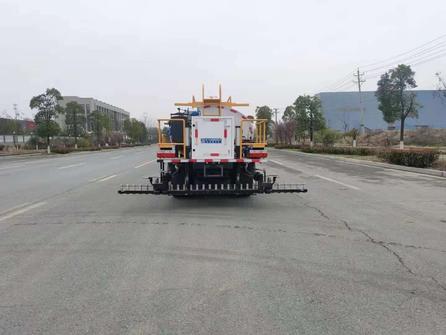 國(guó)六東風(fēng)小多利卡4方智能瀝青灑布車