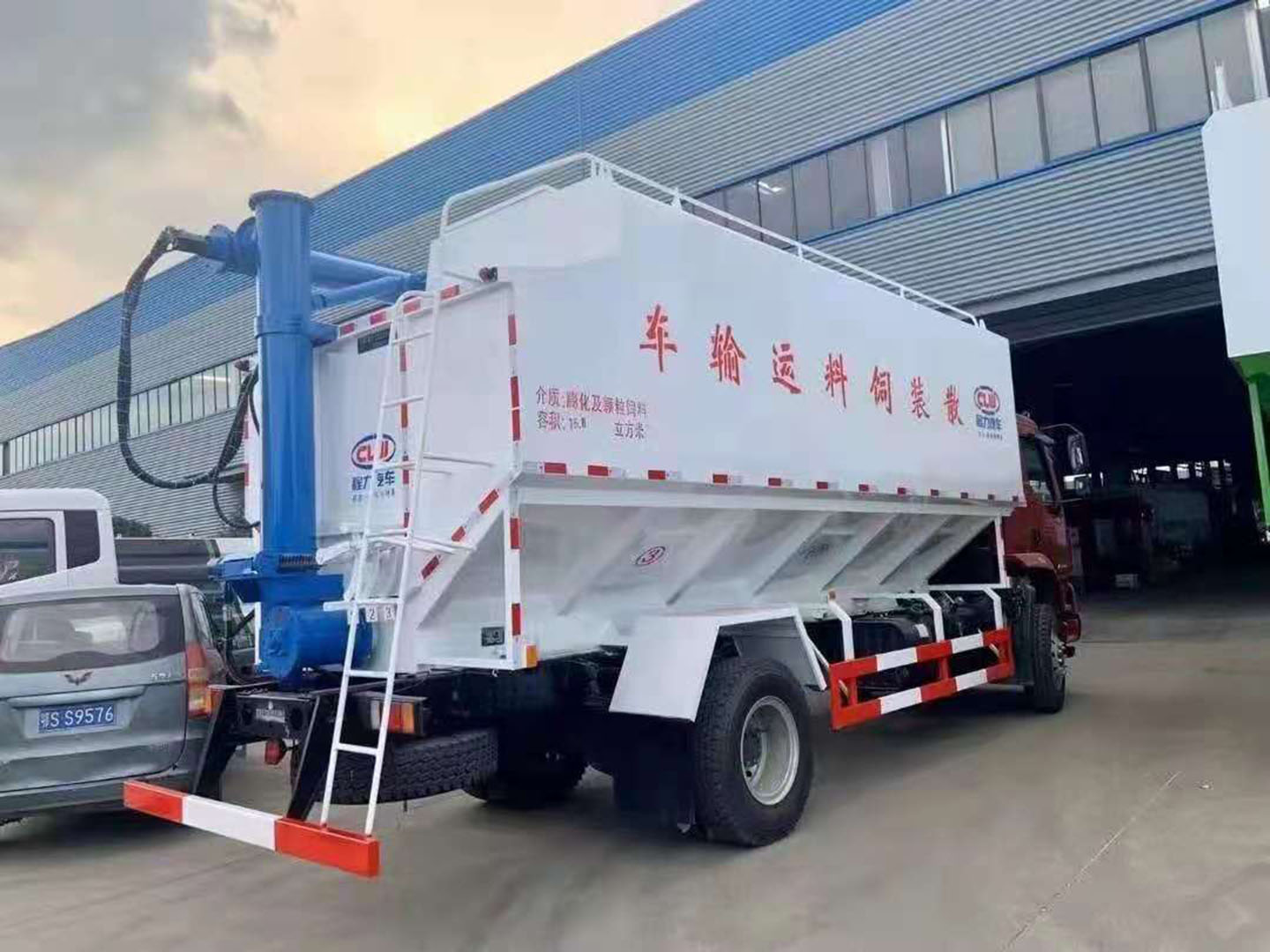 國六東風(fēng)柳汽乘龍26方散裝飼料車