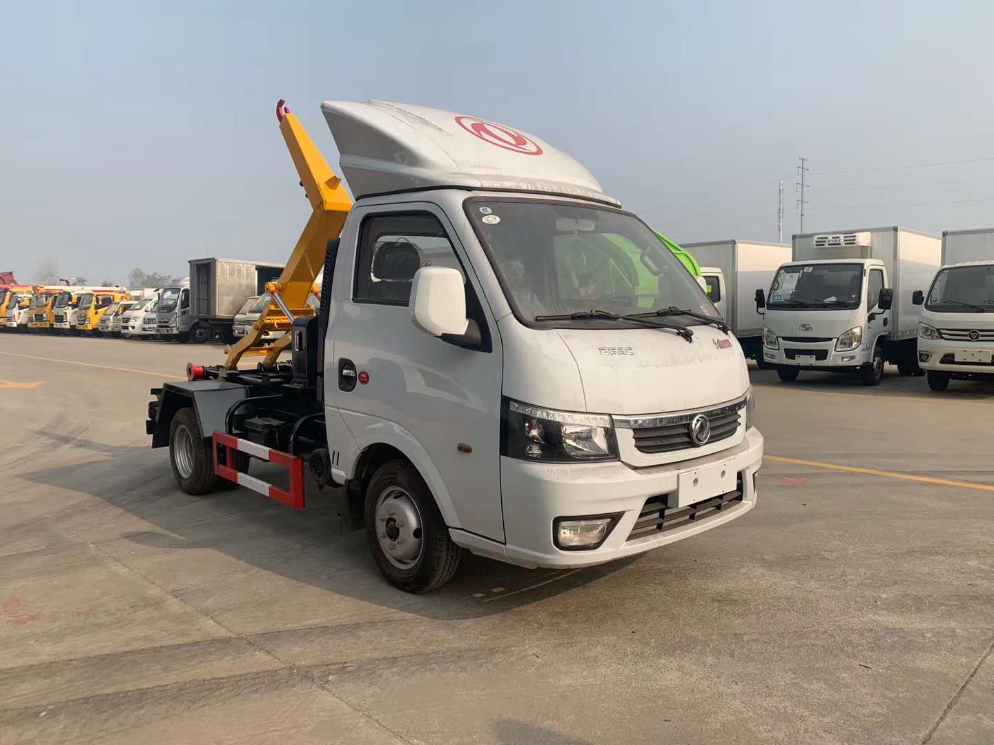 國(guó)六東風(fēng)逸涂勾臂垃圾車(chē)