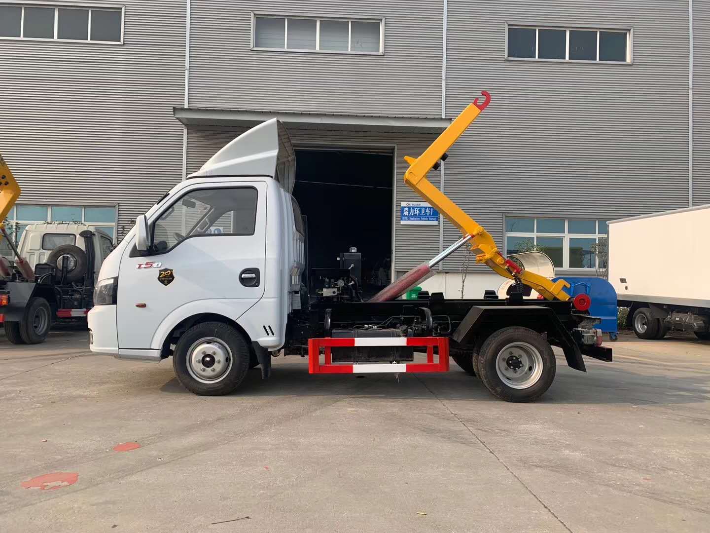 國(guó)六東風(fēng)逸涂勾臂垃圾車(chē)
