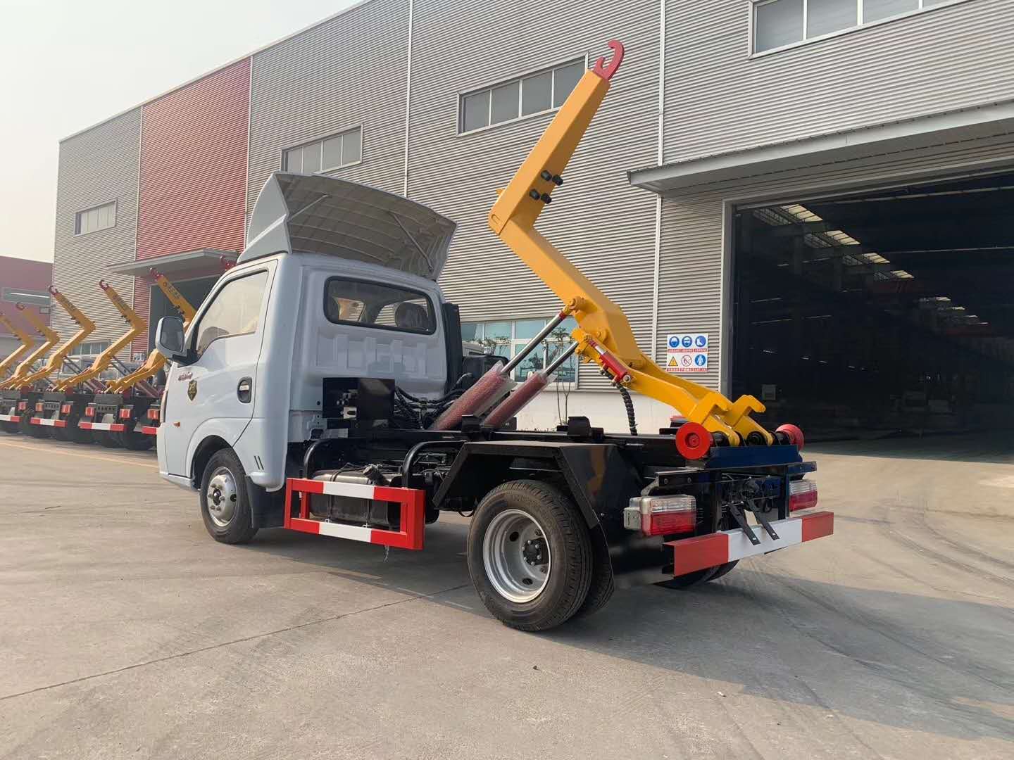 國(guó)六東風(fēng)逸涂勾臂垃圾車(chē)