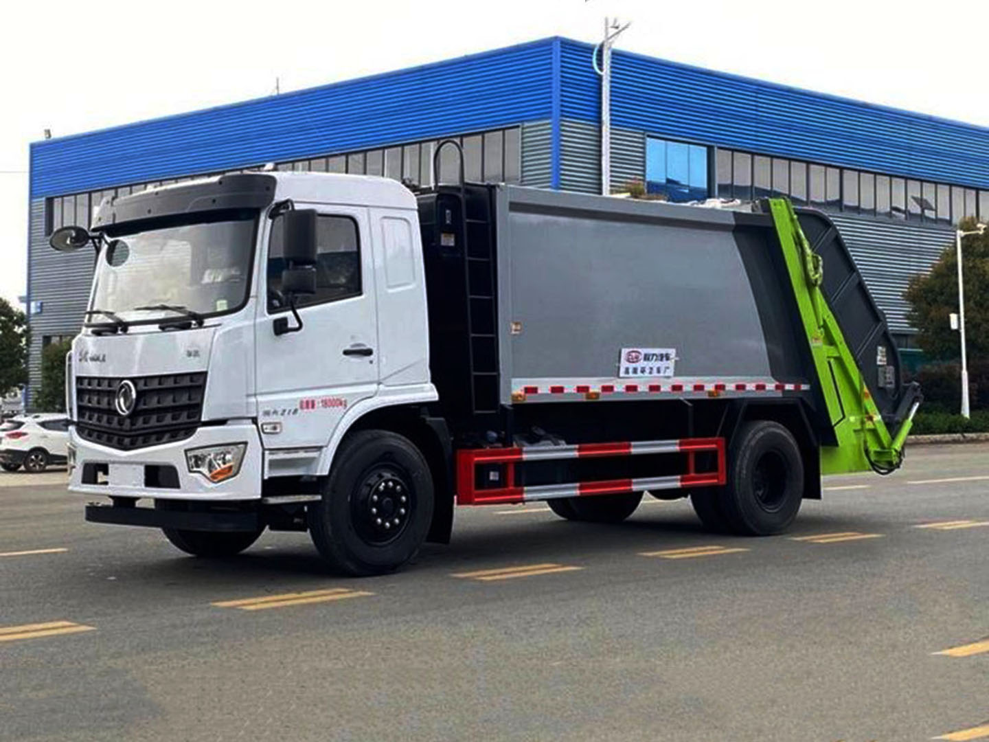 國(guó)六東風(fēng)專底12方壓縮式垃圾車