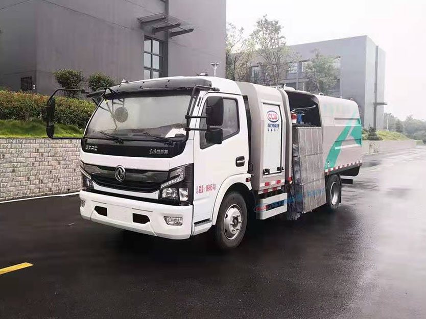 東風(fēng)大多利卡純電動護(hù)欄清洗車