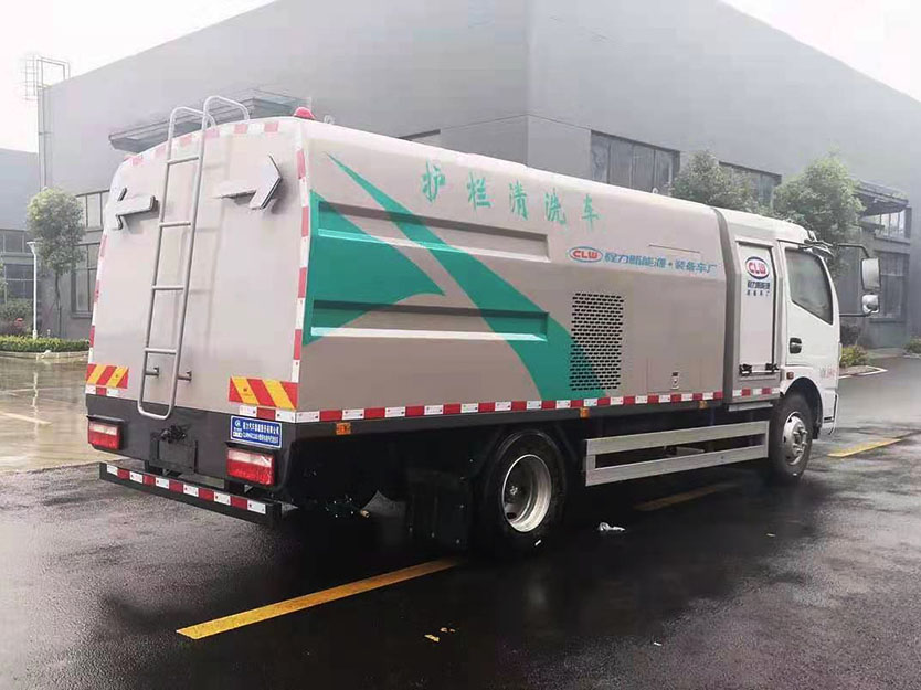 東風(fēng)大多利卡純電動護(hù)欄清洗車