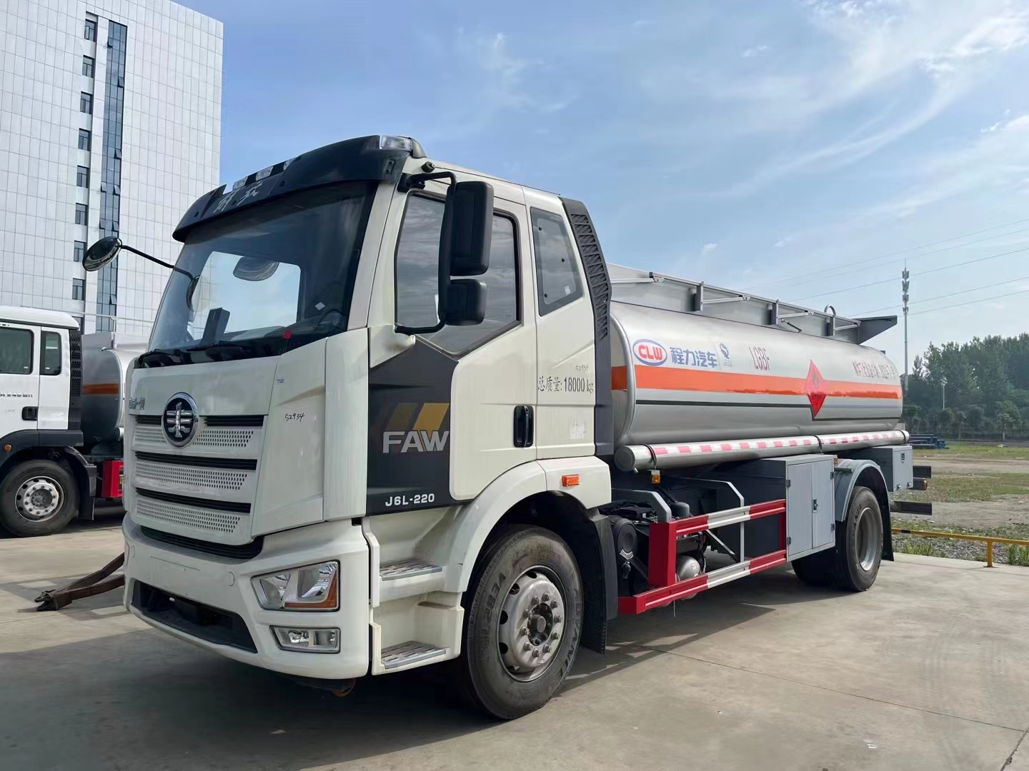 國(guó)六解放J6L運(yùn)油車