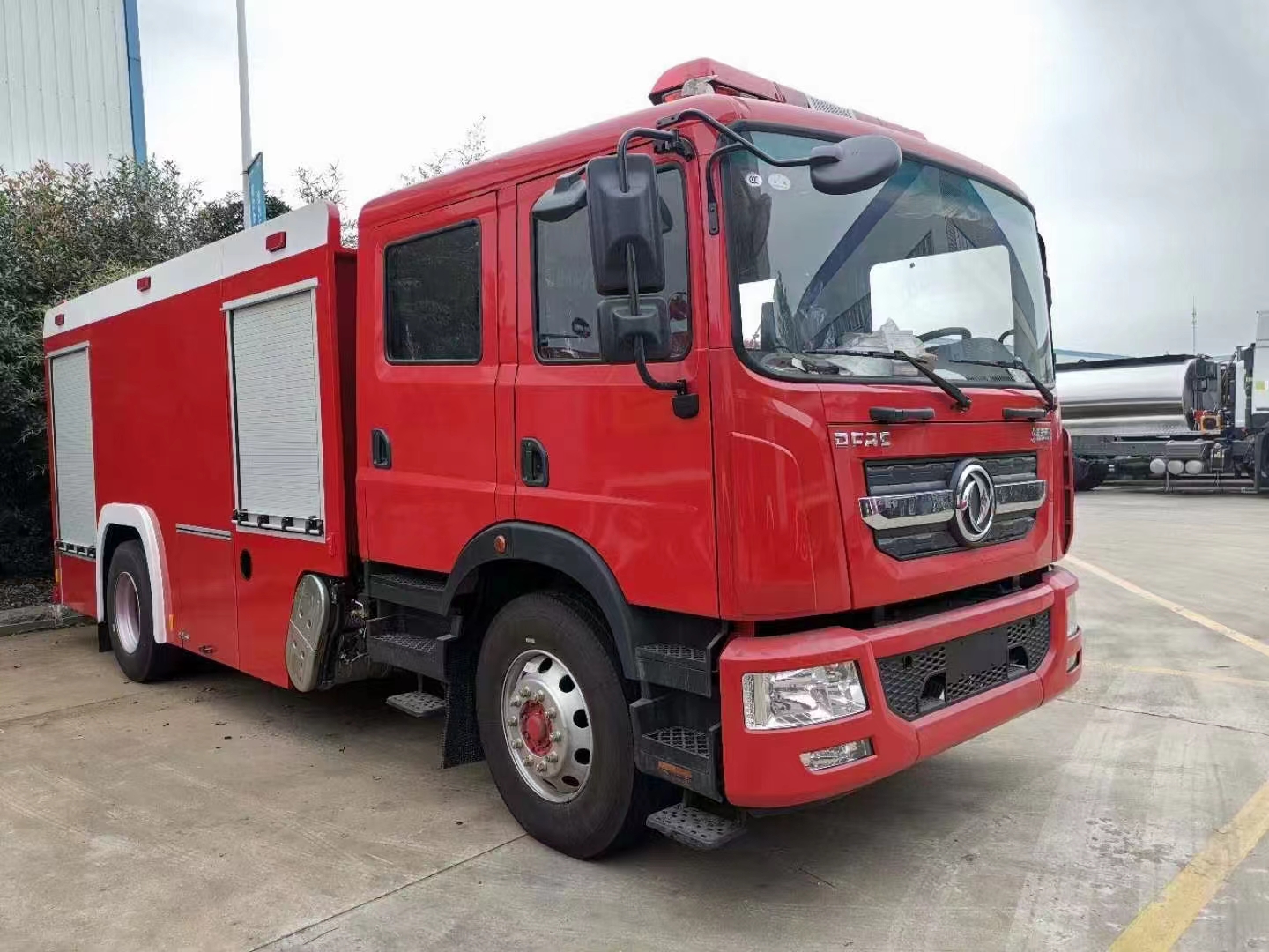 東風(fēng)D9六噸水罐泡沫消防車(chē)