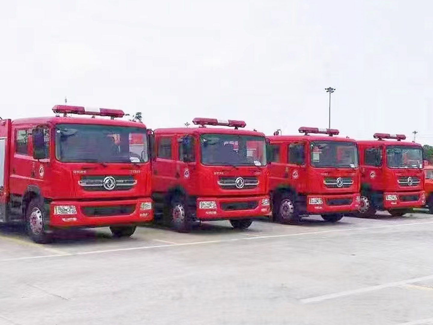 東風(fēng)D9六噸水罐泡沫消防車(chē)