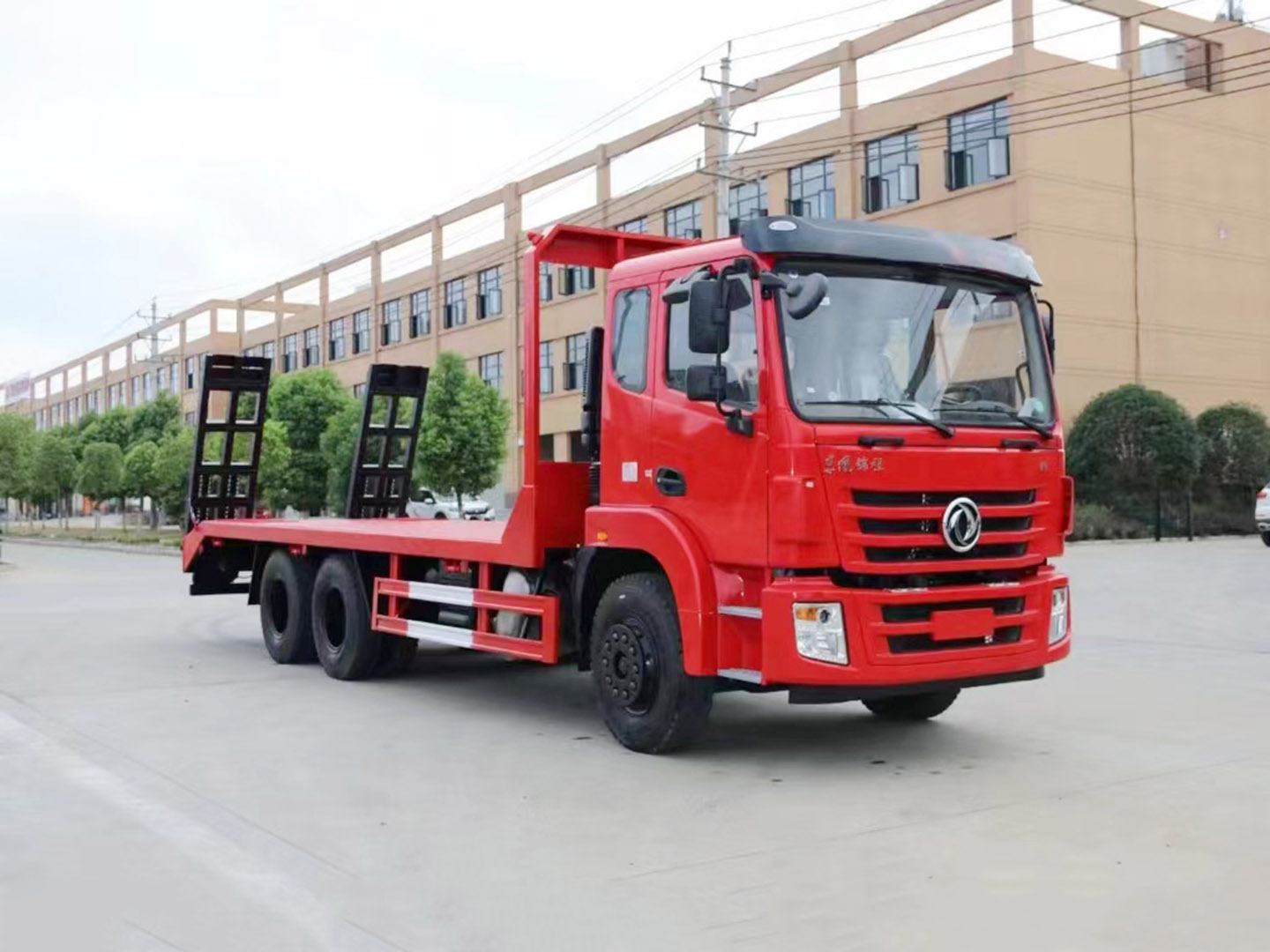 國(guó)六東風(fēng)錦程V6后八輪平板運(yùn)輸車(chē)