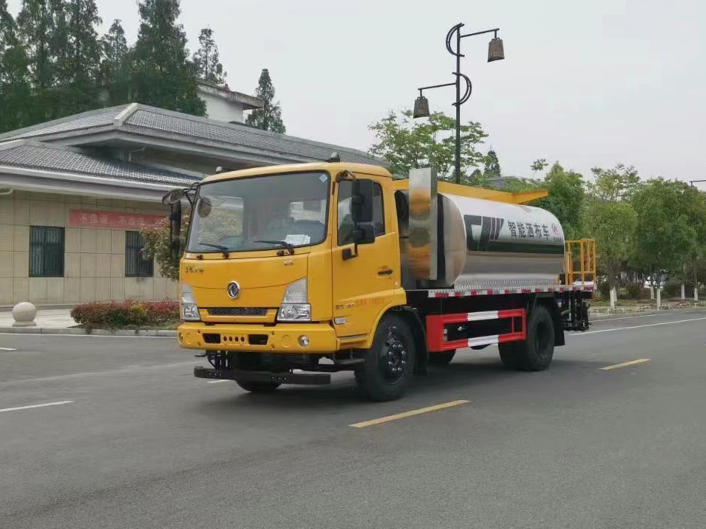 國(guó)六東風(fēng)天錦智能型瀝青灑布車(chē)