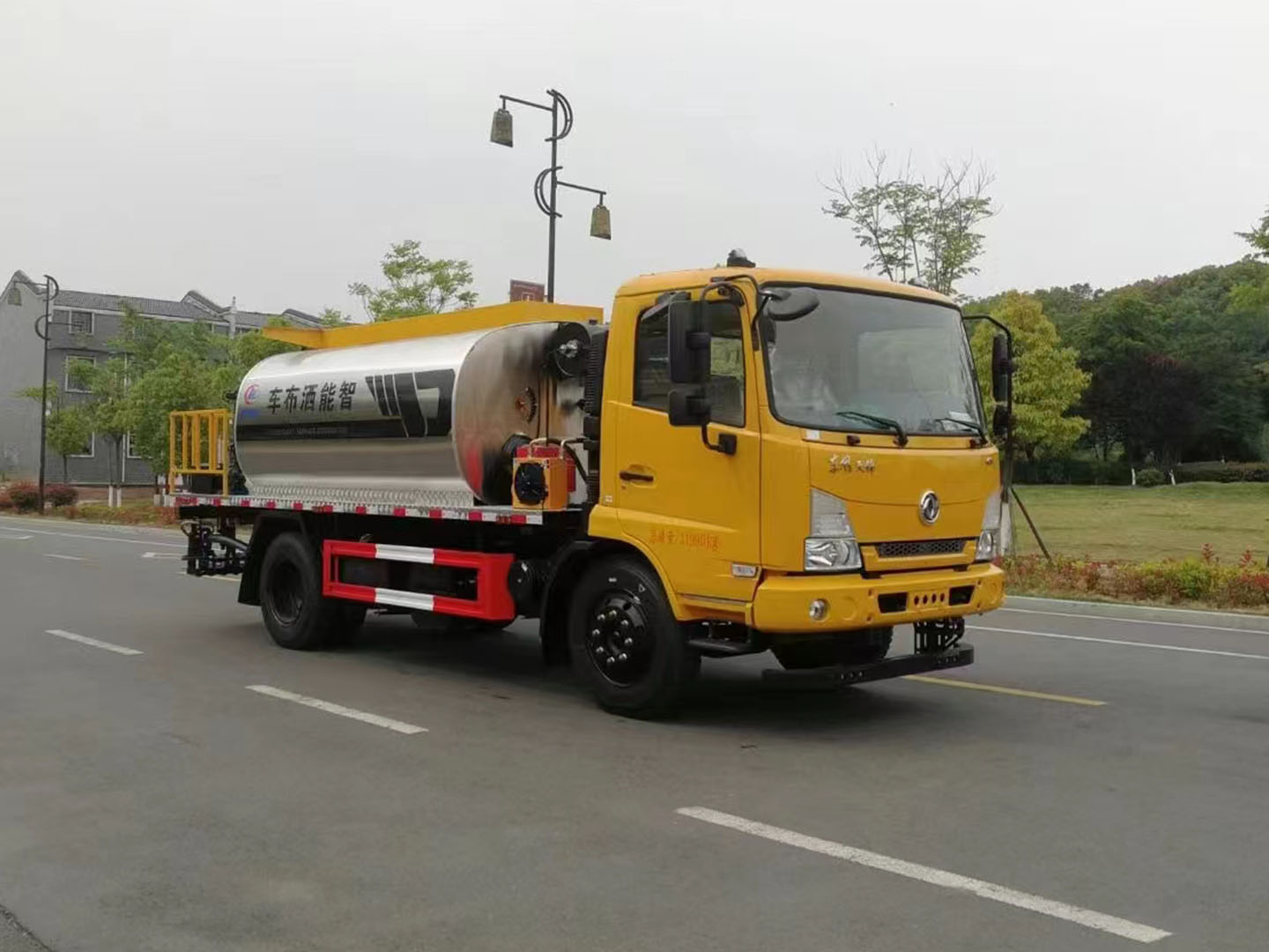 國(guó)六東風(fēng)天錦智能型瀝青灑布車(chē)