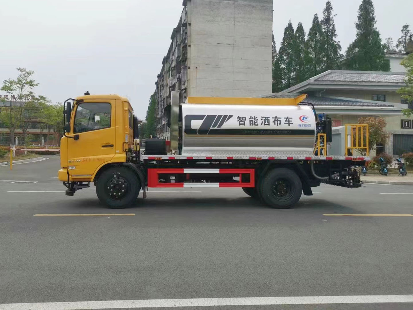 國(guó)六東風(fēng)天錦智能型瀝青灑布車(chē)