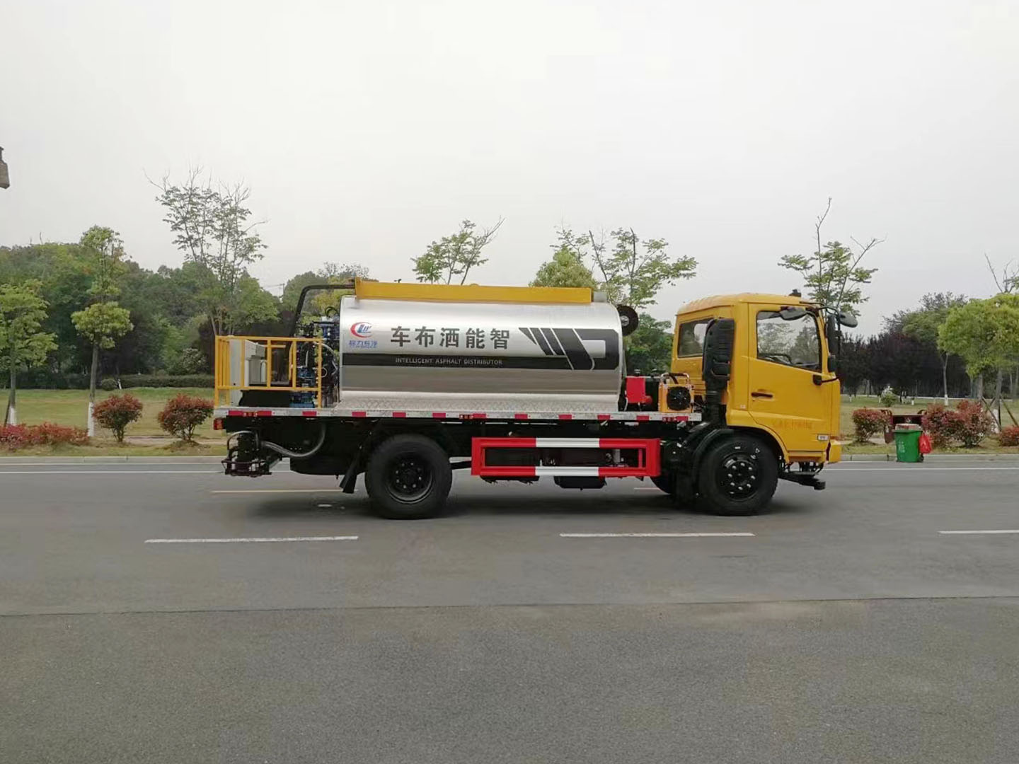 國(guó)六東風(fēng)天錦智能型瀝青灑布車(chē)