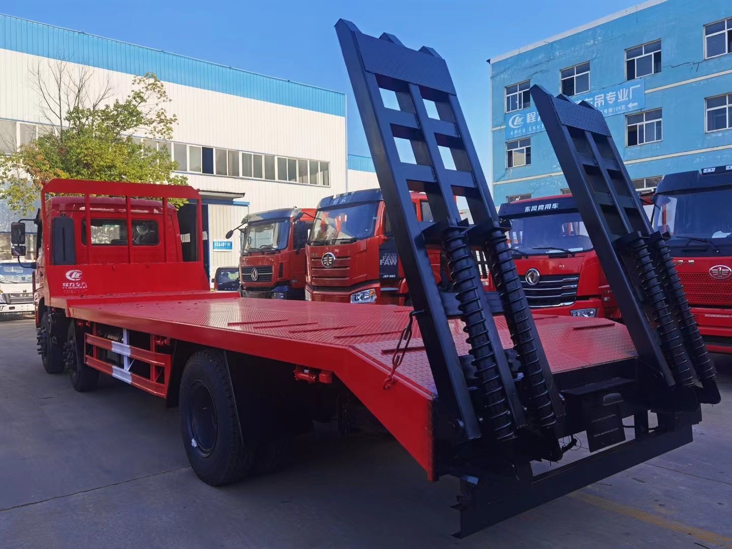 國(guó)六東風(fēng)暢行D3小三軸平板運(yùn)輸車(chē)