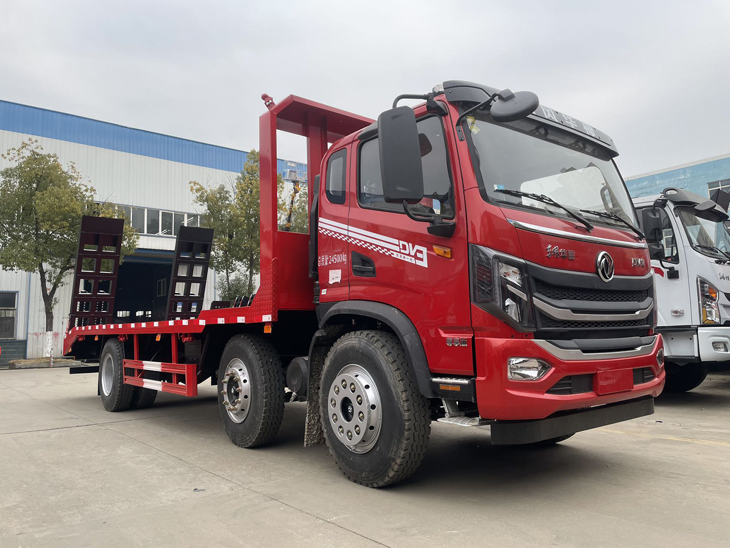 國(guó)六東風(fēng)暢行D3小三軸平板運(yùn)輸車
