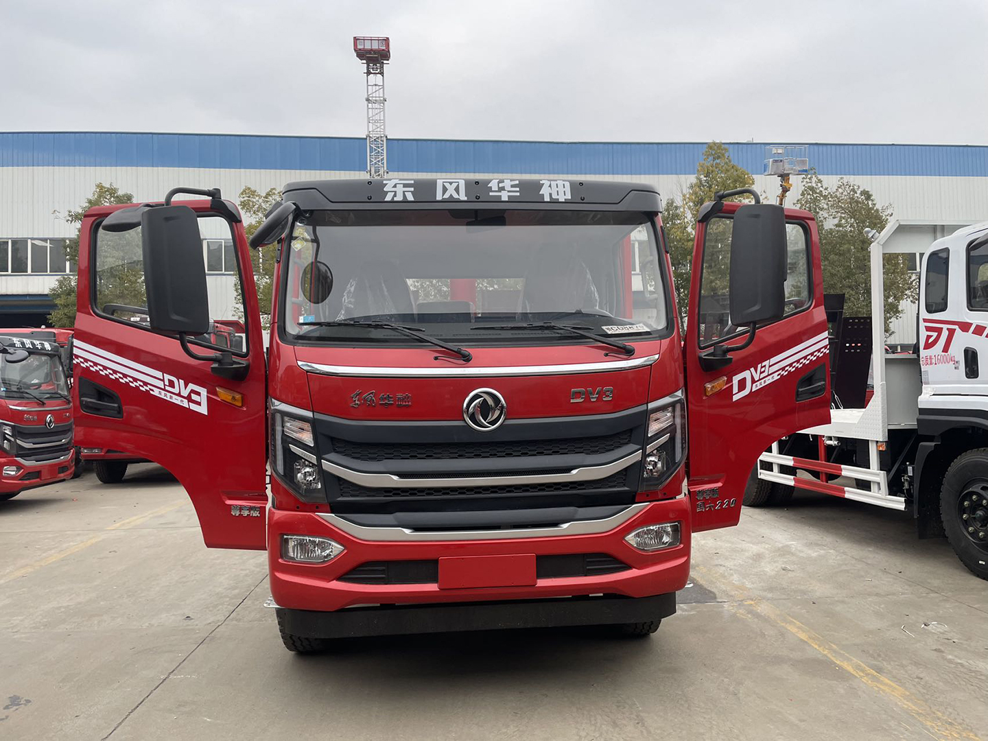 國(guó)六東風(fēng)華神小三軸平板運(yùn)輸車