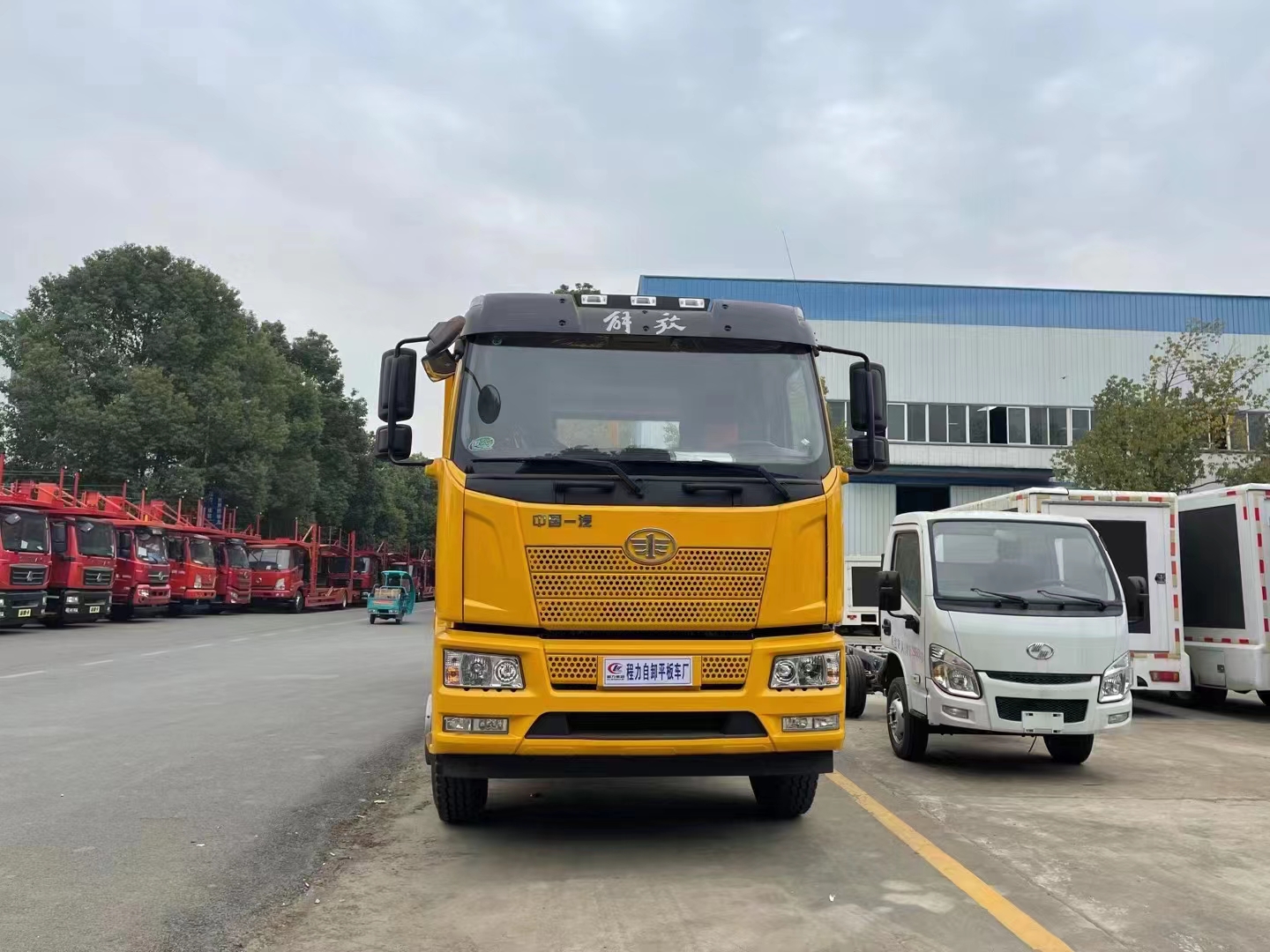國六解放J6前四后四平板運(yùn)輸車