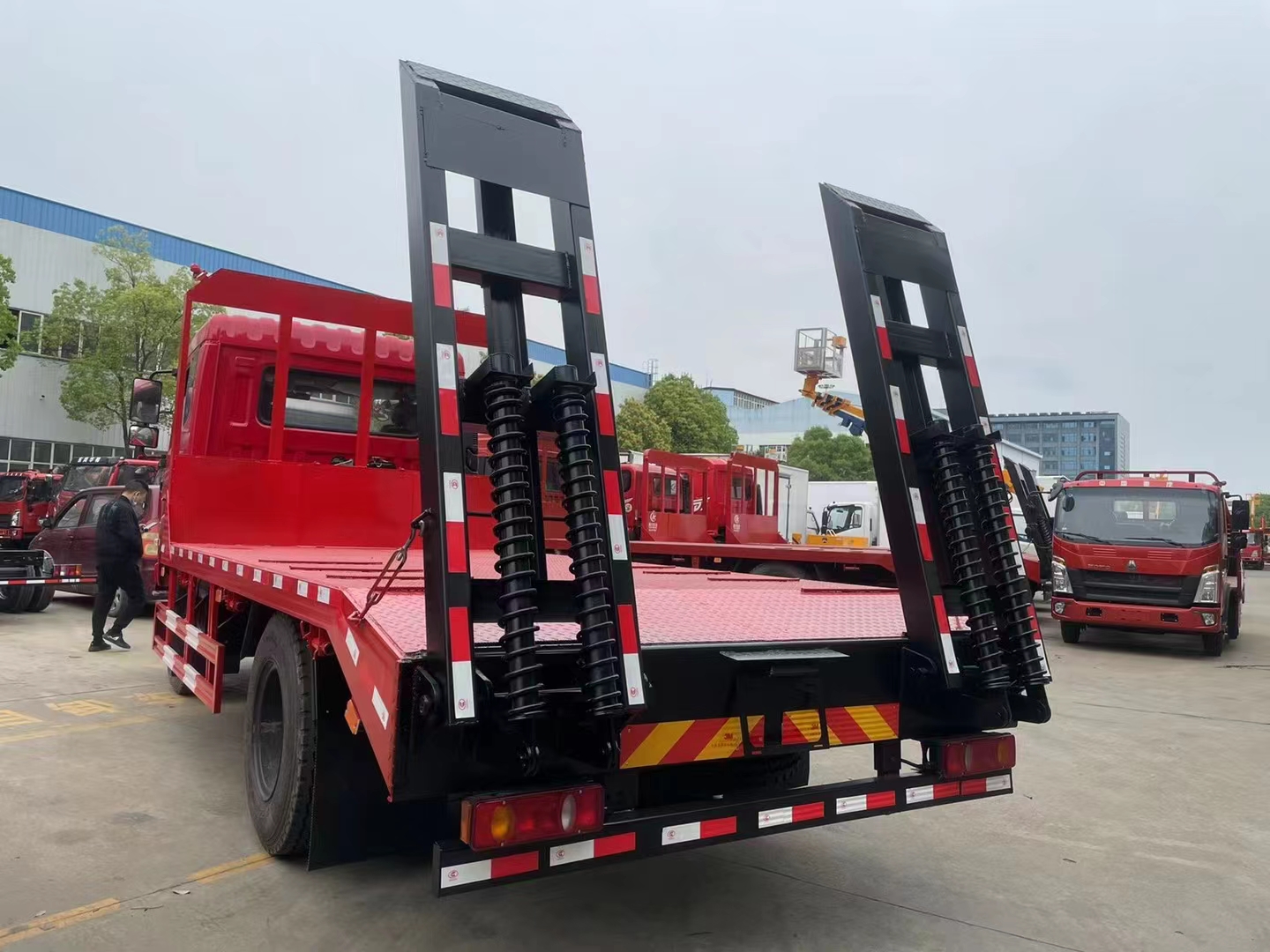 國(guó)六東風(fēng)K6單橋平板運(yùn)輸車(chē)