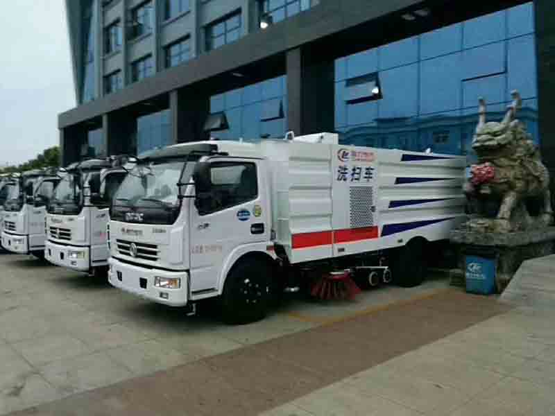 發(fā)往廣西的洗掃車、人行道路面高壓清洗車