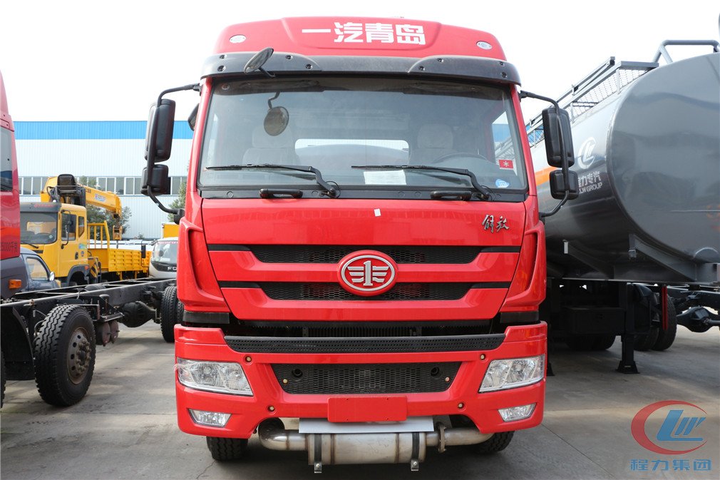 程力集團解放悍V腐蝕性物品罐式運輸車正面圖