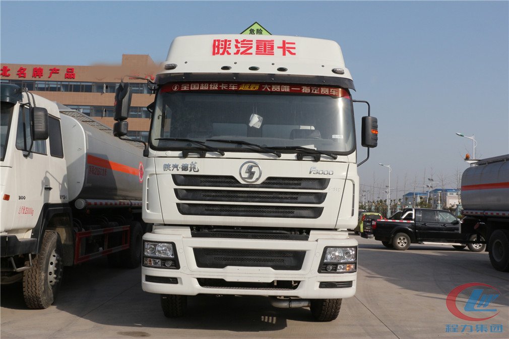 程力陜汽德龍（34方）運油車正面圖