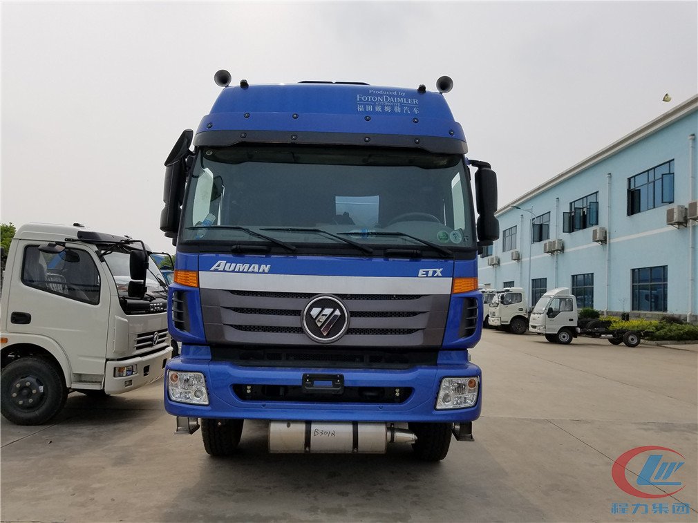 程力福田歐曼前四后八(25方)運(yùn)油車(chē)正面圖