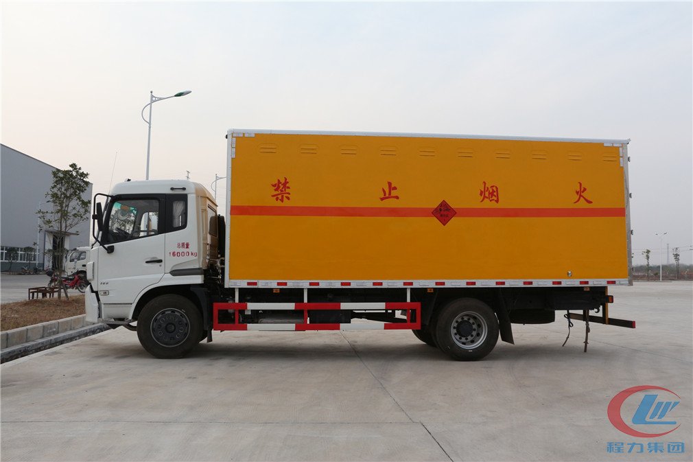 湖北程力東風(fēng)天錦爆破器材運(yùn)輸車(chē)側(cè)面圖