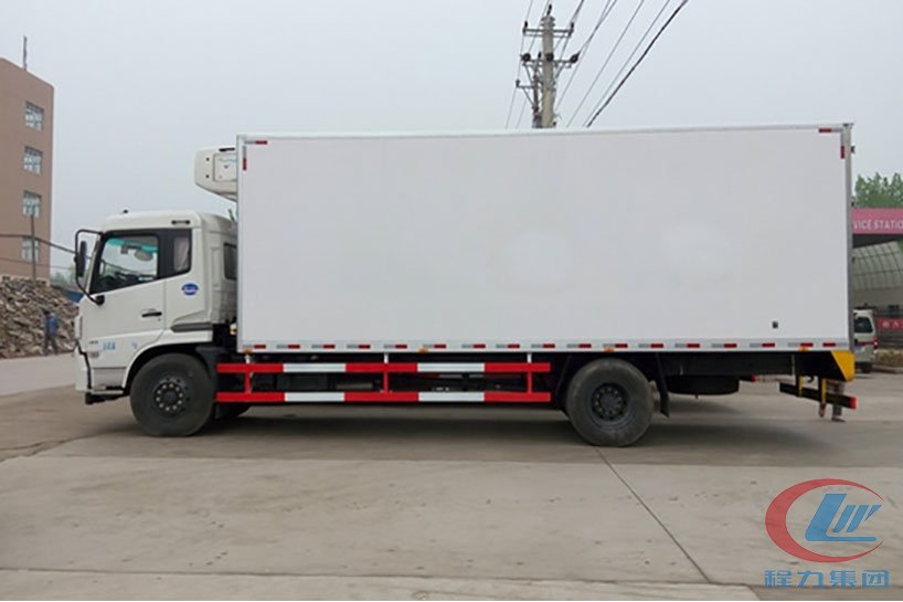 湖北程力東風(fēng)天錦冷藏車(chē)側(cè)面圖