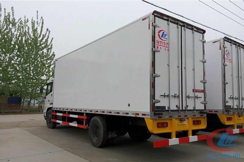 湖北程力東風(fēng)天錦冷藏車(chē)側(cè)面圖