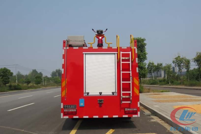東風泡沫消防車背面圖