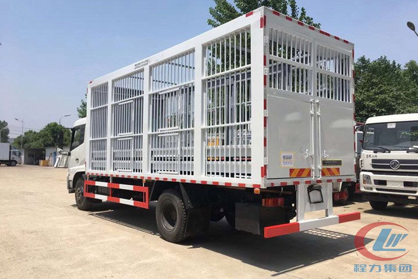東風(fēng)天錦6米8運(yùn)豬車、畜禽運(yùn)輸車側(cè)面圖