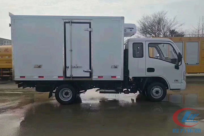 小型排半駕駛室冷藏車(chē)側(cè)面圖