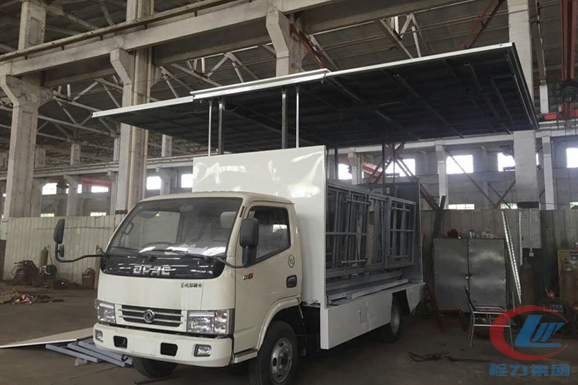 程力集團(tuán)東風(fēng)4.2米廂長舞臺(tái)車側(cè)面圖