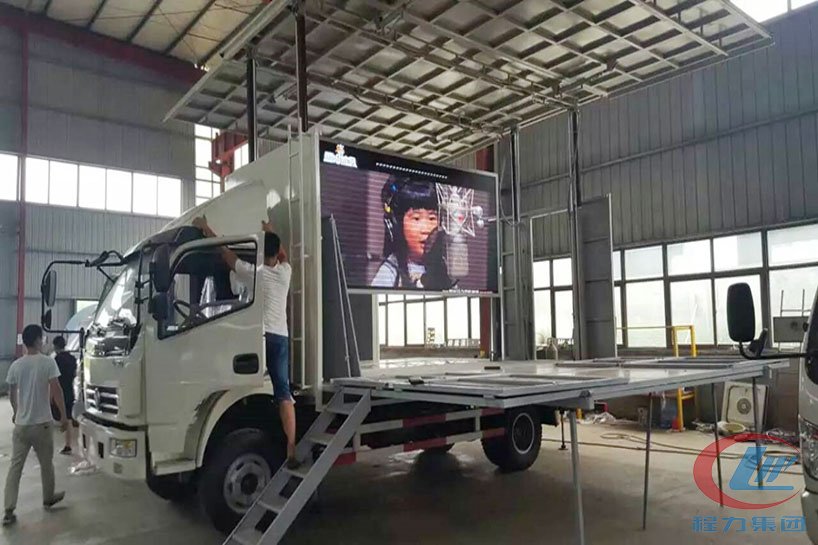 東風(fēng)5.2米廂長舞臺(tái)車側(cè)面圖
