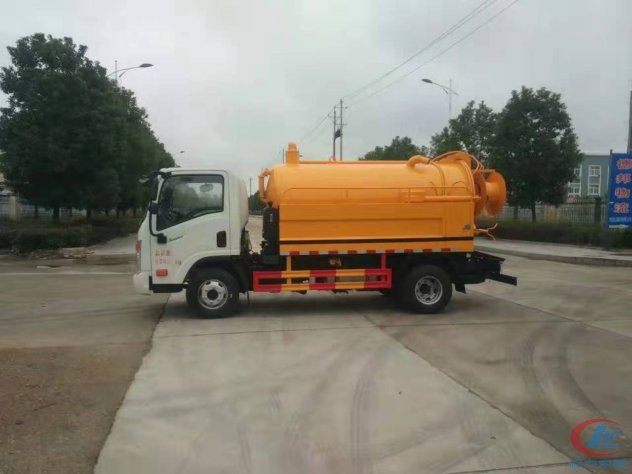 大運(yùn)奧普力國五藍(lán)牌清洗吸污車側(cè)面圖