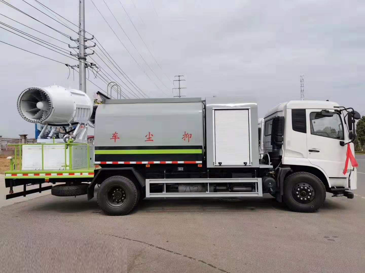 東風(fēng)天錦多功能抑塵車(chē)背面圖