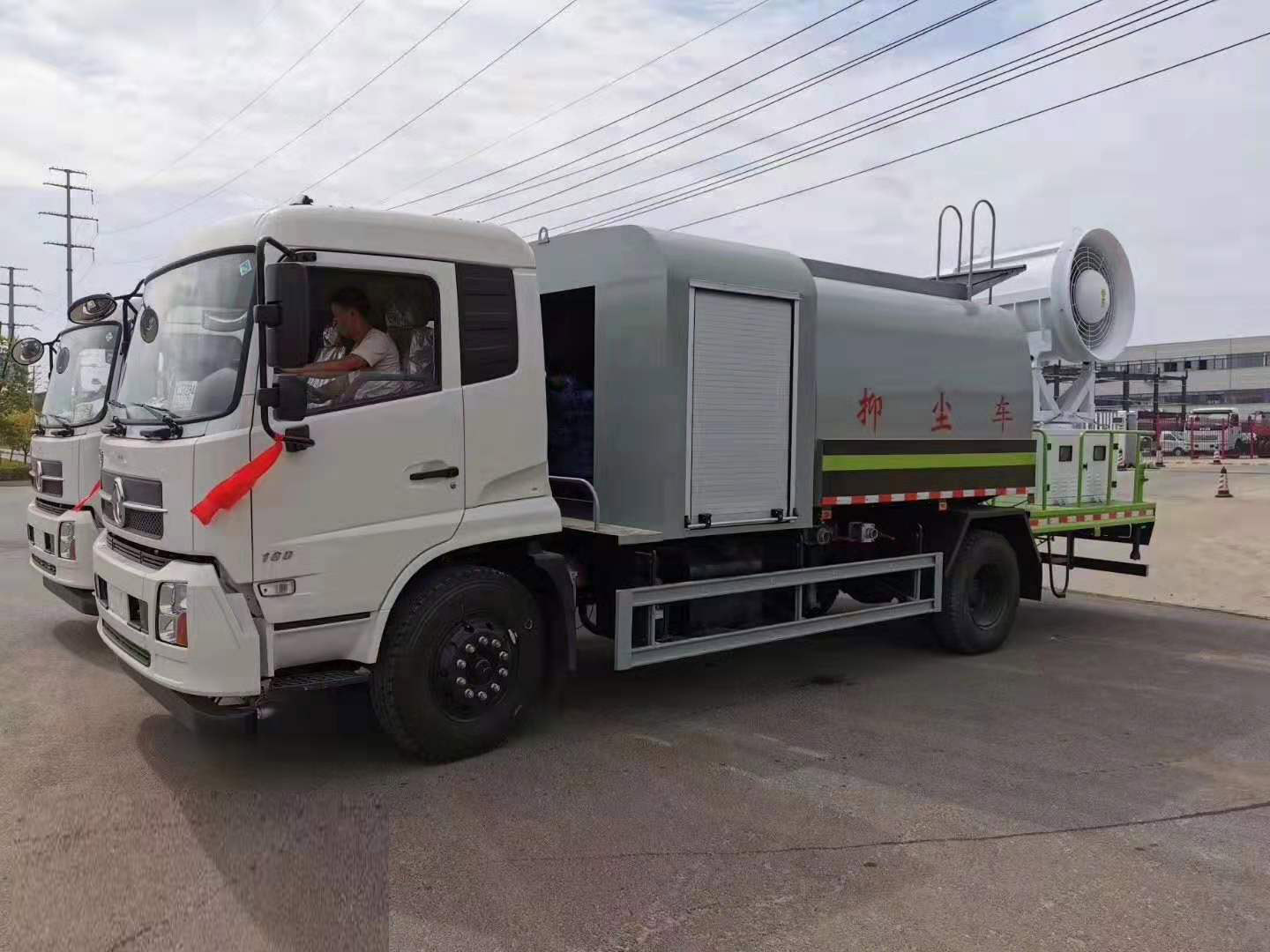 程力威牌東風(fēng)天錦多功能抑塵車(chē)