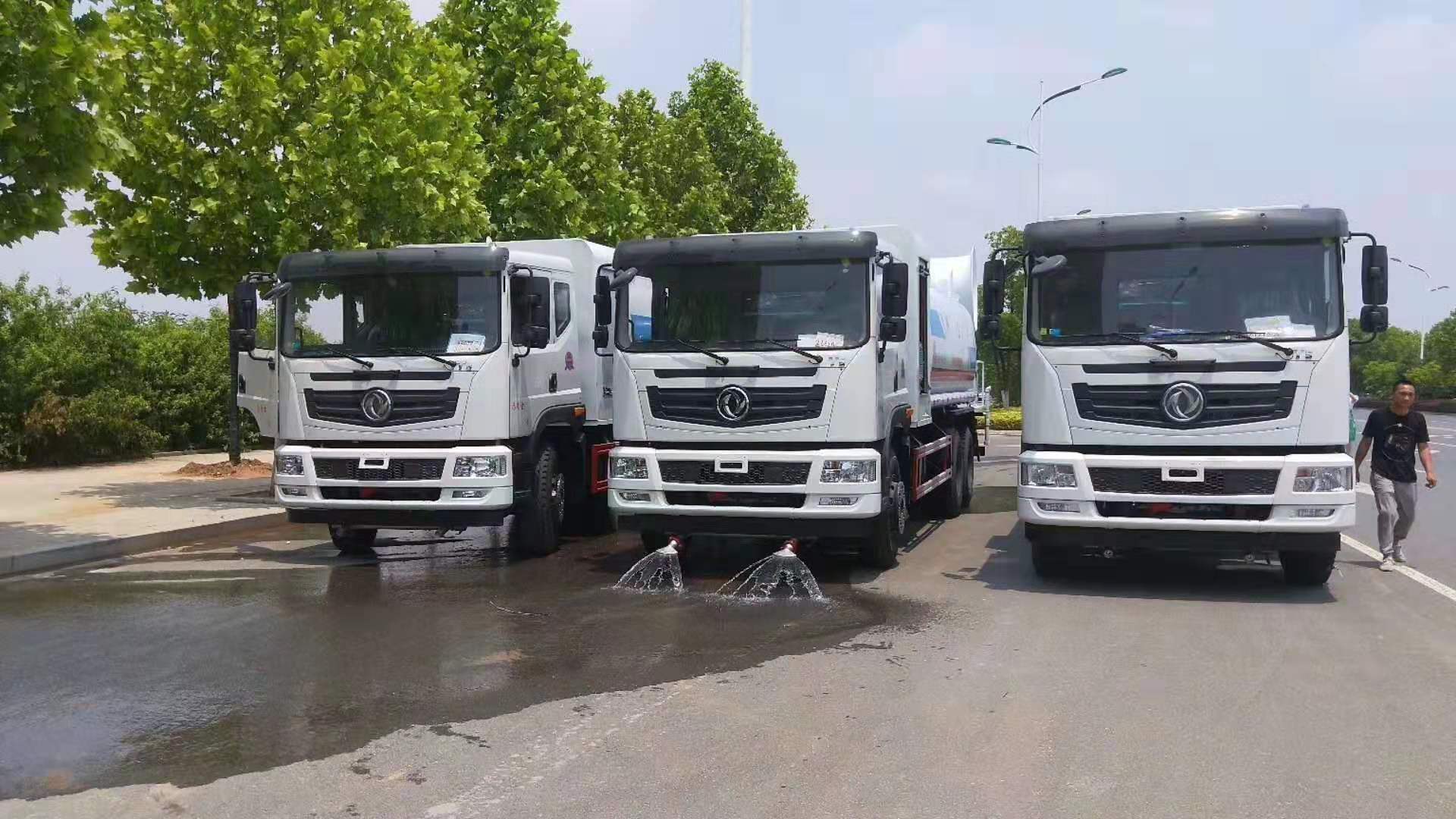 東風(fēng)后雙橋T5多功能抑塵車背面圖