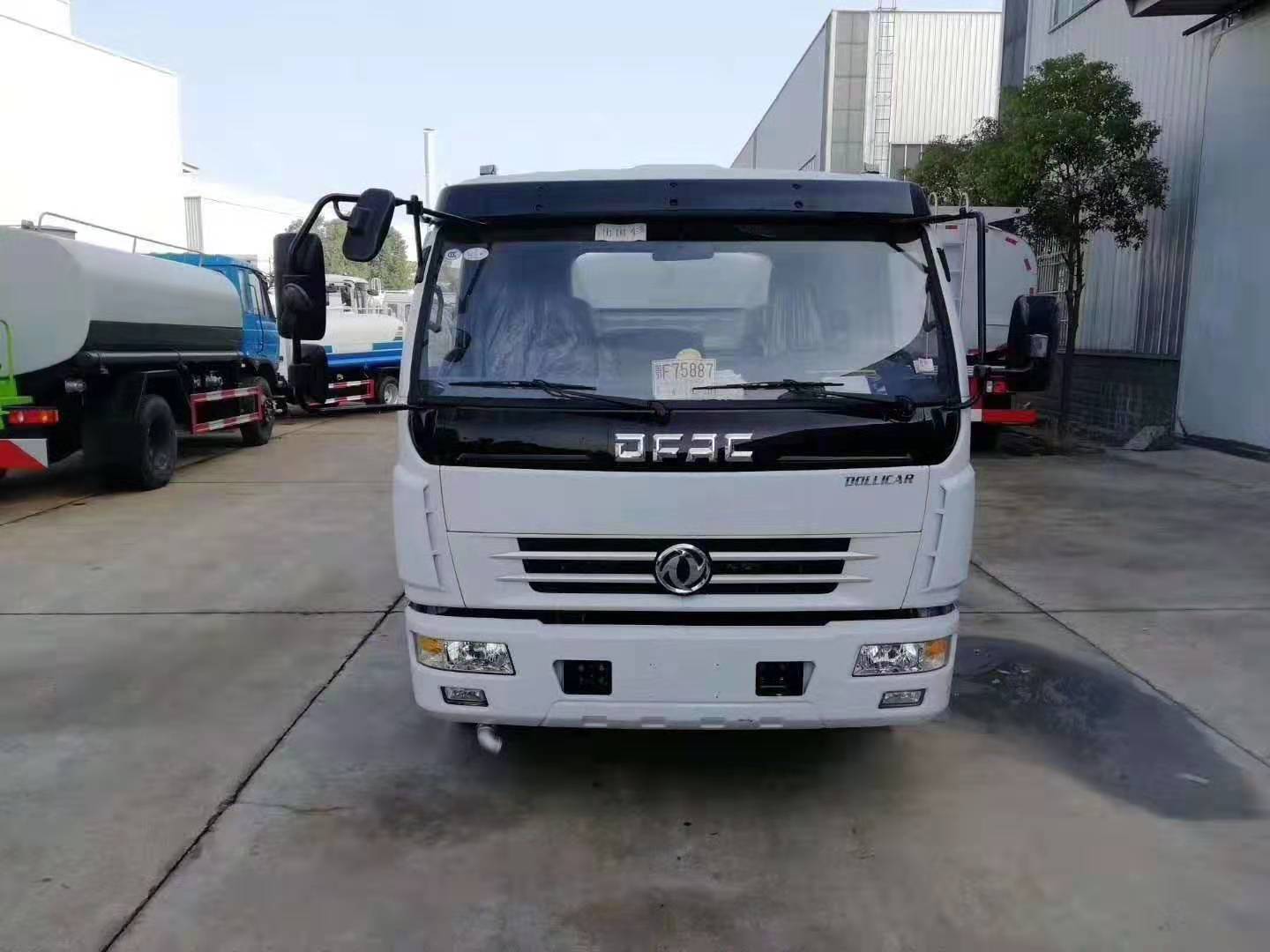 東風(fēng)多利卡綠化噴灑車(chē)出口車(chē)型